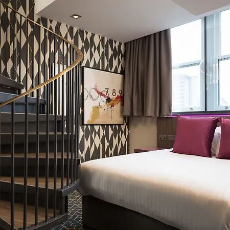 Roomzzz Victoria 4*