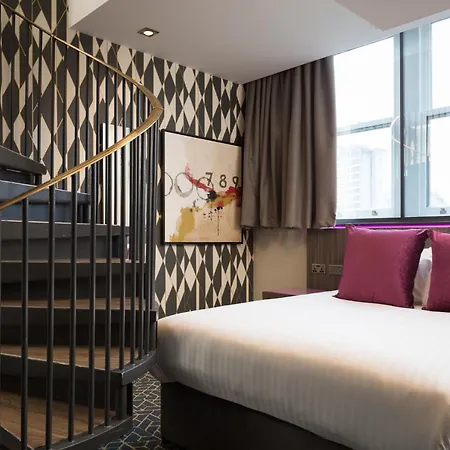 Roomzzz Victoria 4*