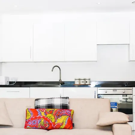 Bright 2 Bedroom Close To Media City Salford Quay