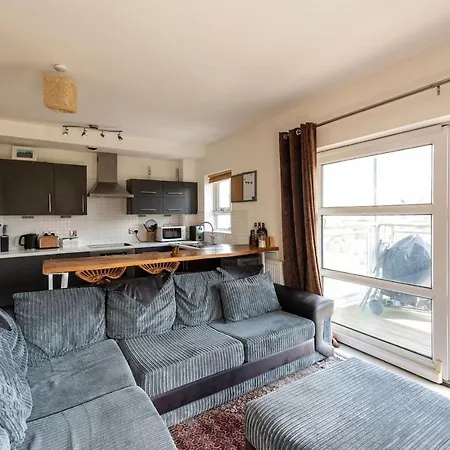 Homely 2br Apt W/balcony By Guestready * Manchester
