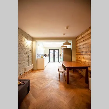 Дом отдыха Newly Renovated 3 Storey In South