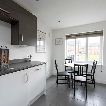 Lovely House For 5 Near Etihad Stadium By Guestready *