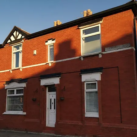 Corner House, Sleeps 8 In 4 Bedrooms, Near Train Station, Great Value! Dom wakacyjny *