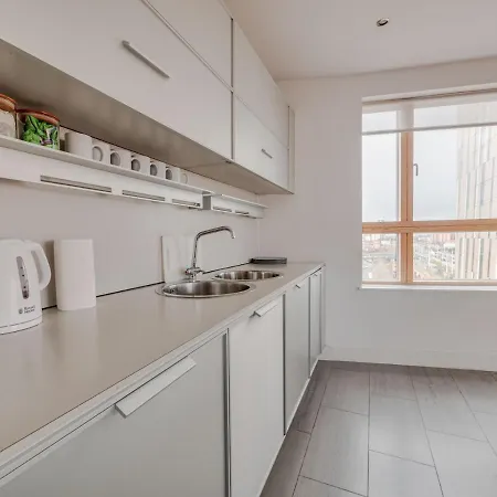 Cool 2br Apt With Balcony Central Manchester!