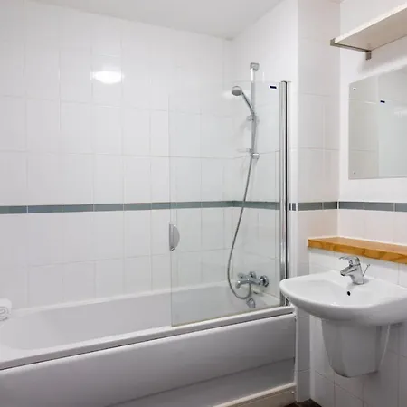Homely 2br Apt W/balcony By Guestready * Manchester