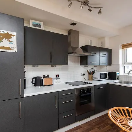 Apartman Homely 2br Apt W/balcony By Guestready