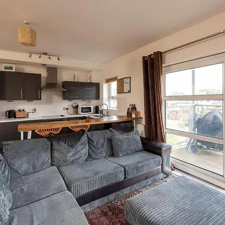 Apartman Homely 2br Apt W/balcony By Guestready