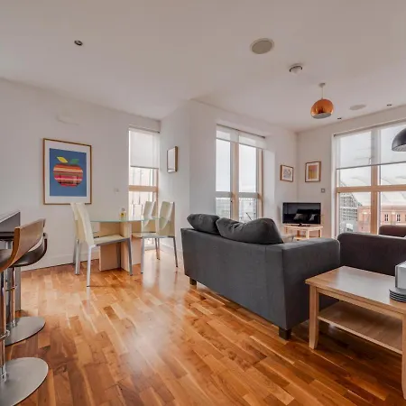 Cool 2br Apt With Balcony Central Manchester!