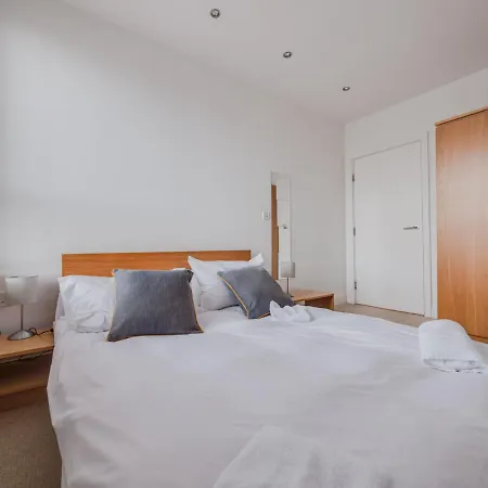 Cool 2br Apt With Balcony Central Manchester!