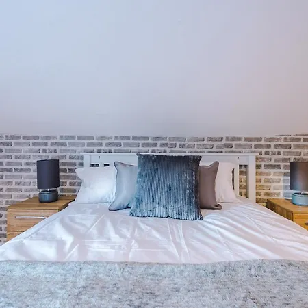 Nelson House- Sleeps 9-parking