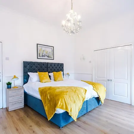 Nelson House- Sleeps 9-parking