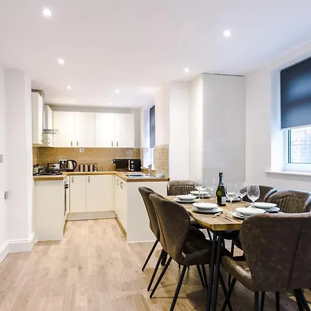 Nelson House- Sleeps 9-parking *