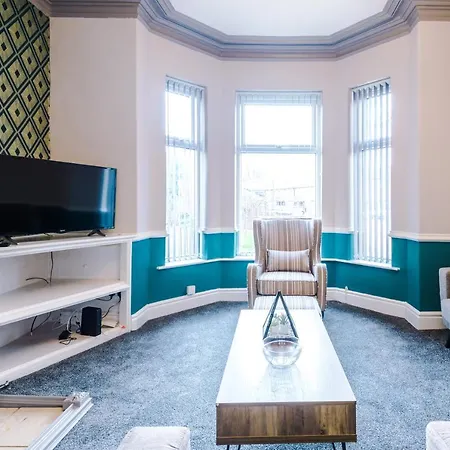 Nelson House- Sleeps 9-parking