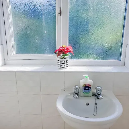 Airport Lounge - 3 Bed - 6 Persons