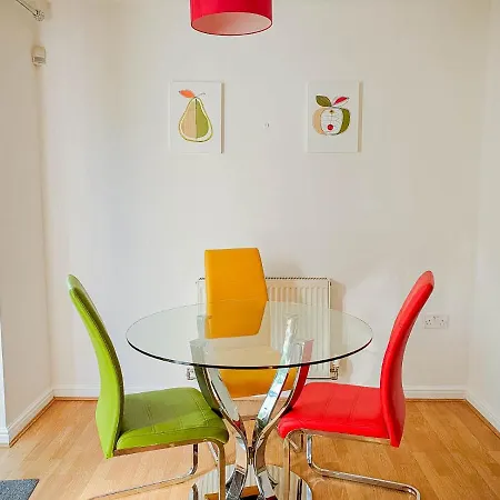 Airport Lounge - 3 Bed - 6 Persons *