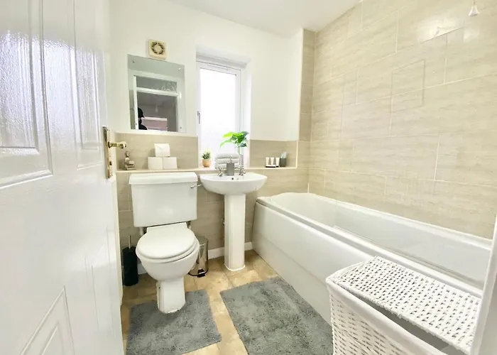 Convenient Centre 3bd With Free Parking *