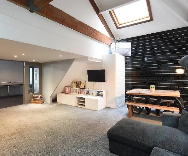 Penthouse Warehouse Slps 18 *