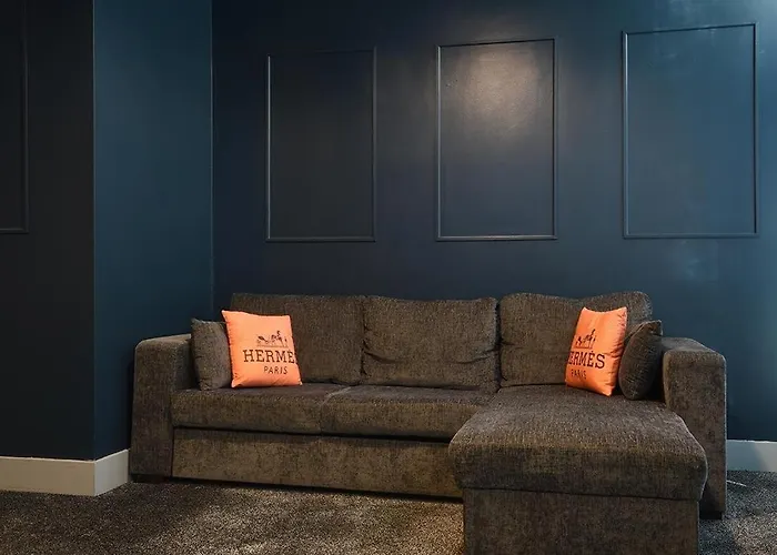 Slps 14 Hot Tub, Bar & Outdoor Terrace Manchester