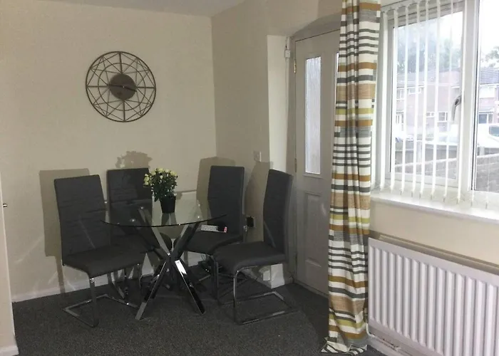 House - Close To Centre Sleeps 6 & Parking 맨체스터