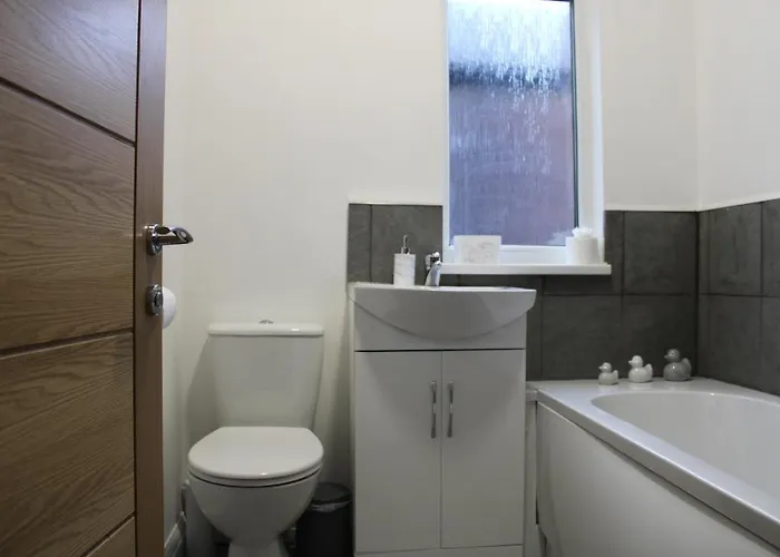 Beautiful, Spacious, Old Trafford Ferienhaus