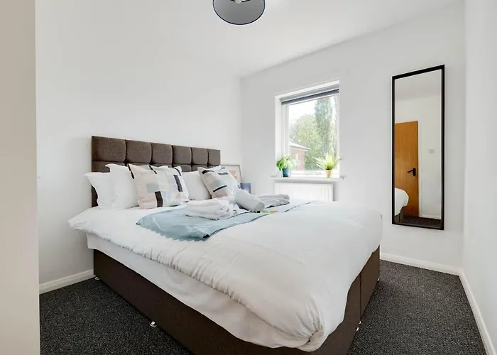 Pass The Keys Lovely 3 Bedroom Golf Club And Parking * Manchester