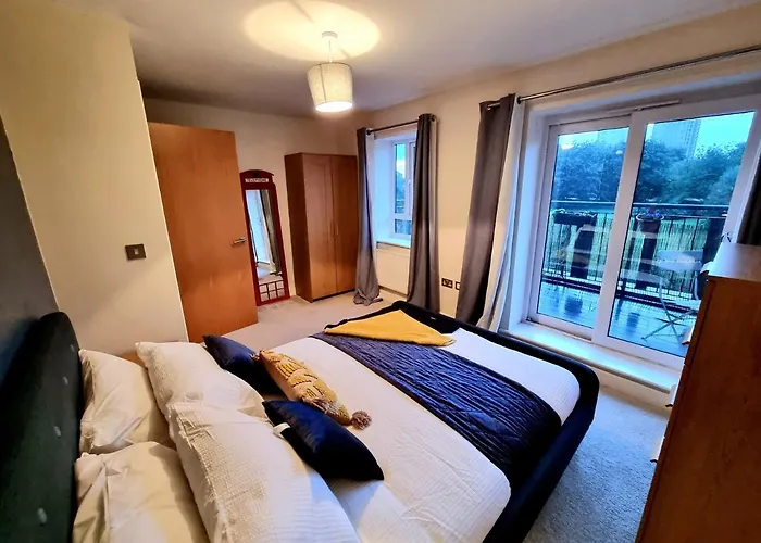 Luxury 2-bedroom Service With Balcony *