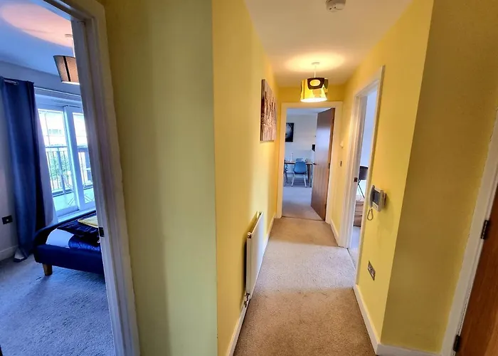 Luxury 2-bedroom Service With Balcony Манчестер