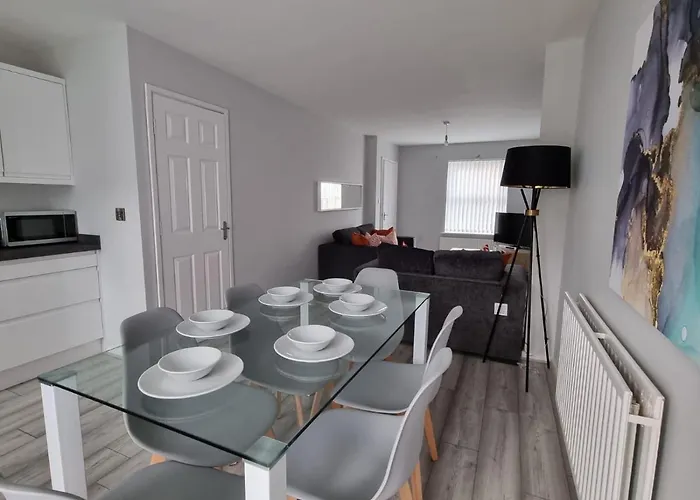 Beautiful 4 Bed Home, Sleeps 6, Driveway Parking Сasa de vacaciones Mánchester