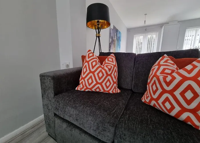 Beautiful 4 Bed Home, Sleeps 6, Driveway Parking Сasa de vacaciones *