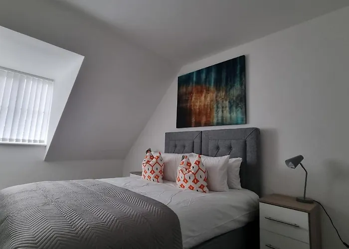 Beautiful 4 Bed Home, Sleeps 6, Driveway Parking *