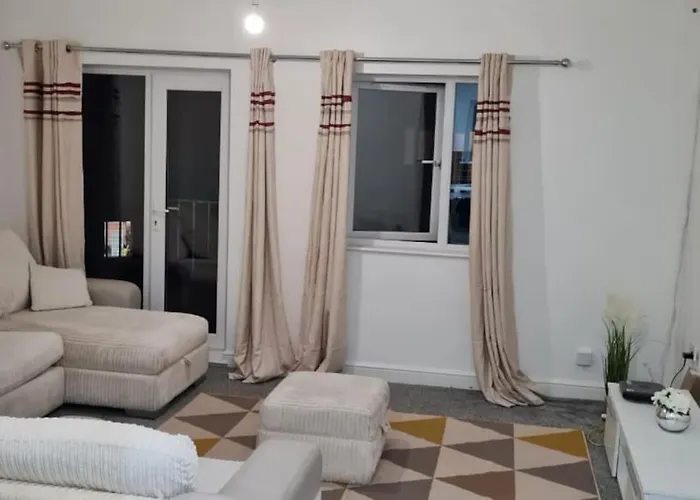 Impeccable 4-bed House Near Centre Feriehus *