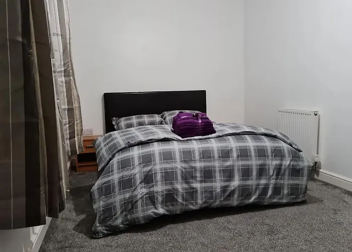 Impeccable 4-bed House Near Centre *