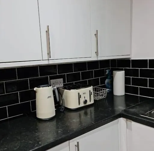 Feriehus Impeccable 4-bed House Near Centre Manchester