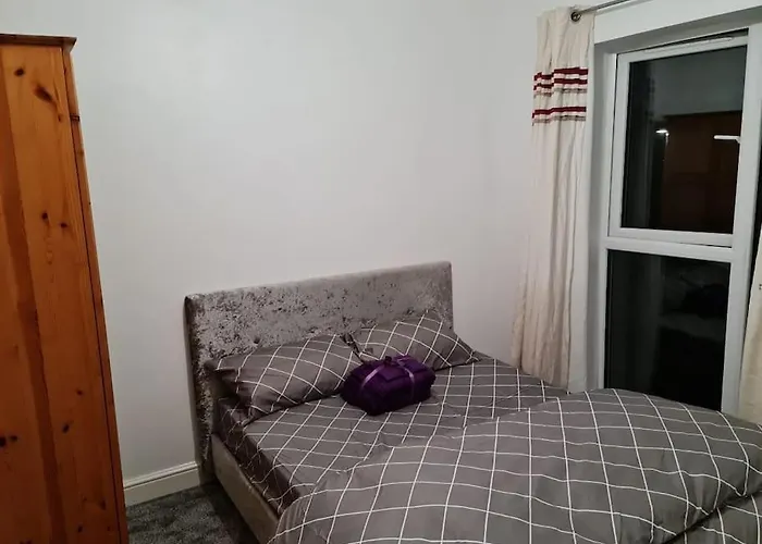 Impeccable 4-bed House Near Centre *