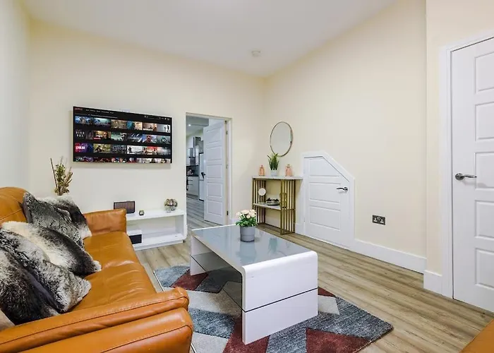 Spacious 4 Bedroom Modern House Near Centre Sleeps 12 Holiday home Manchester