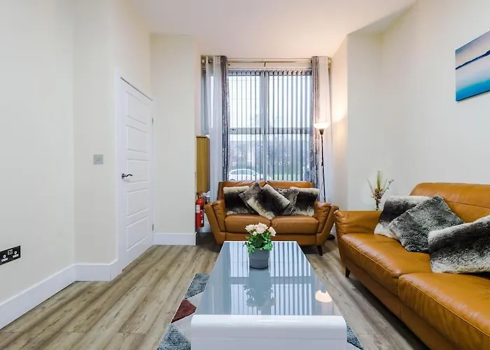 Spacious 4 Bedroom Modern House Near Centre Sleeps 12 Holiday home Manchester