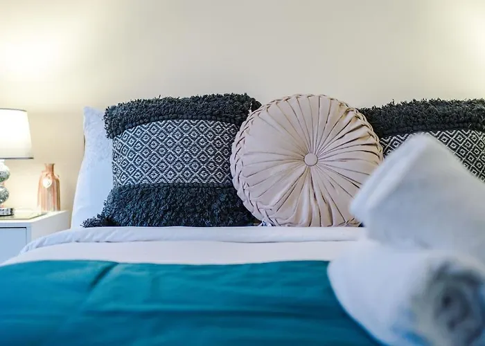 Spacious 4 Bedroom Modern House Near Centre Sleeps 12