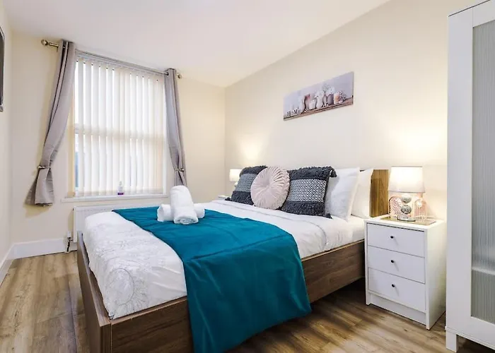 Spacious 4 Bedroom Modern House Near Centre Sleeps 12 Holiday home Manchester