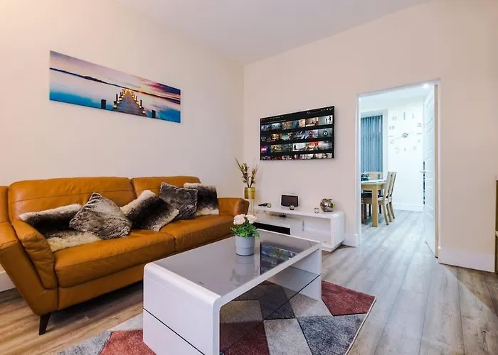 Spacious 4 Bedroom Modern House Near Centre Sleeps 12 Holiday home