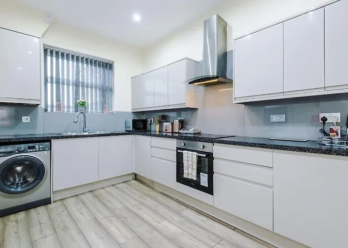 Spacious 4 Bedroom Modern House Near Centre Sleeps 12