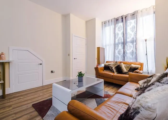 Holiday home Spacious 4 Bedroom Modern House Near Centre Sleeps 12