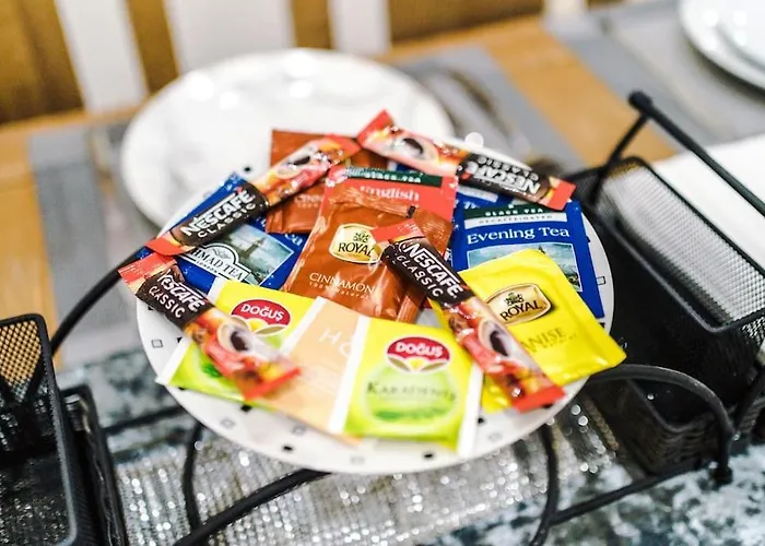 Spacious 4 Bedroom Modern House Near Centre Sleeps 12 *