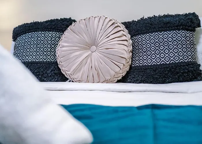 Spacious 4 Bedroom Modern House Near Centre Sleeps 12 *