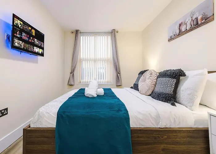 Spacious 4 Bedroom Modern House Near Centre Sleeps 12 Holiday home