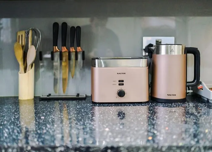 Spacious 4 Bedroom Modern House Near Centre Sleeps 12 Holiday home