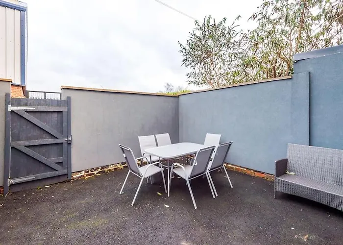 Holiday home Spacious 4 Bedroom Modern House Near Centre Sleeps 12