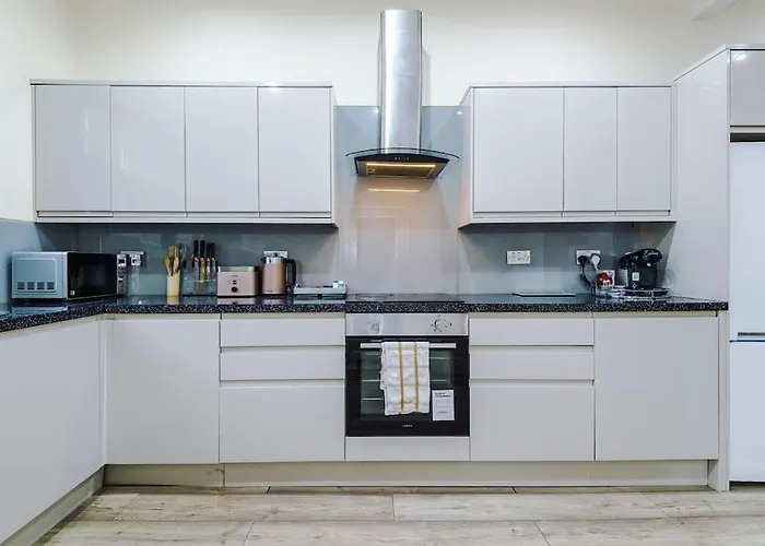 Spacious 4 Bedroom Modern House Near Centre Sleeps 12 Holiday home Manchester