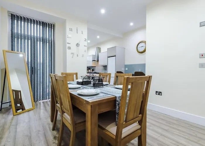 Spacious 4 Bedroom Modern House Near Centre Sleeps 12 Holiday home Manchester