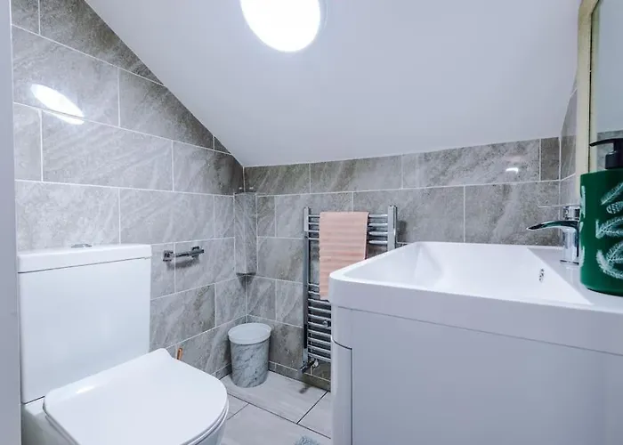 Holiday home Spacious 4 Bedroom Modern House Near Centre Sleeps 12 Manchester