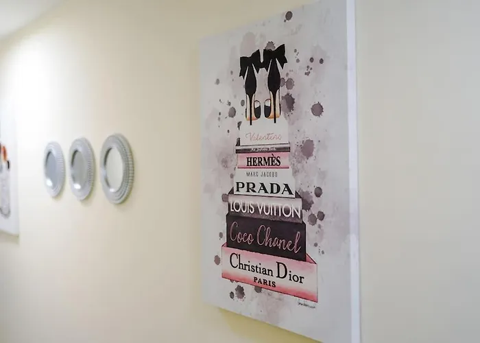 Spacious 4 Bedroom Modern House Near Centre Sleeps 12 Holiday home